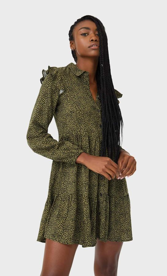 Vestido camisero estampado con volantes. Rebajado de 17,99 a 9,99 euros.