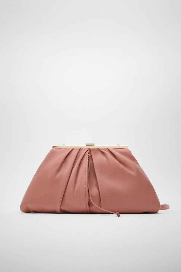 Bolso en rosa empolvado con boquilla dorada de las rebajas de invierno de Zara (49,99 euros)