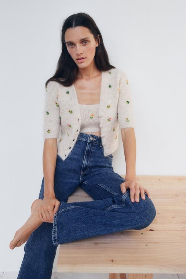 Chaqueta de manga corta con bordados y abalorios de las rebajas de Zara (29,99 euros)