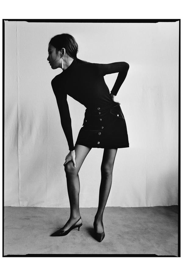 Minifalda de color negro con botones delanteros de las rebajas de Zara (15,99 euros)