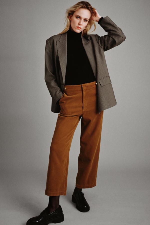 Pantalón de pana en color caramelo con corte recto de las rebajas de Zara (19,99 euros)