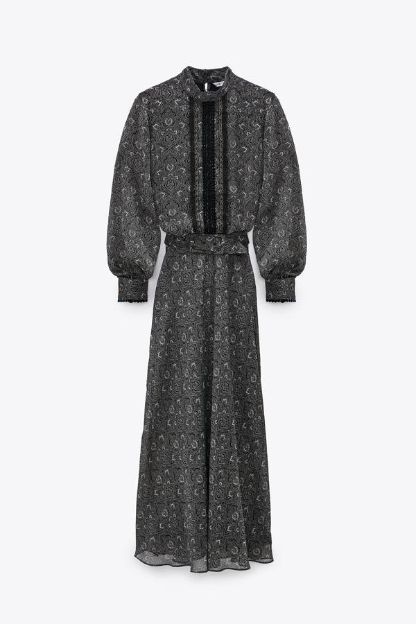 Vestido midi de manga larga con estampado en blanco y negro y bordados de Zara (29,99 euros)