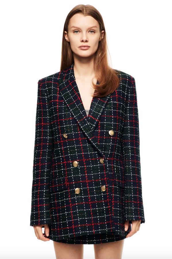 En negro con cuadros rojos y blancos, esta blazer de cuello y solapa con muesca tiene bolsillos de vivo y bolsillos con solapa en delantero. Con bajo acabado con abertura en la espalda y cierre frontal con botones metálicos, cuesta 79,95 euros y está disponible entre las tallas XS y XL.