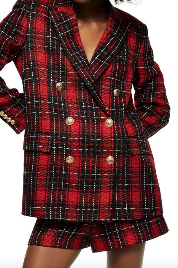 Al más puro estilo escocés, esta blazer roja con cuadros negros y blancos tiene cuello y solapa con muesca, bolsillos de vivo en pechera y bolsillos de vivo con tapeta en delantero. Con cierre frontal cruzado con botón interior y botones metálicos, está disponible entre las tallas XS y XL y cuesta 79,95 euros.