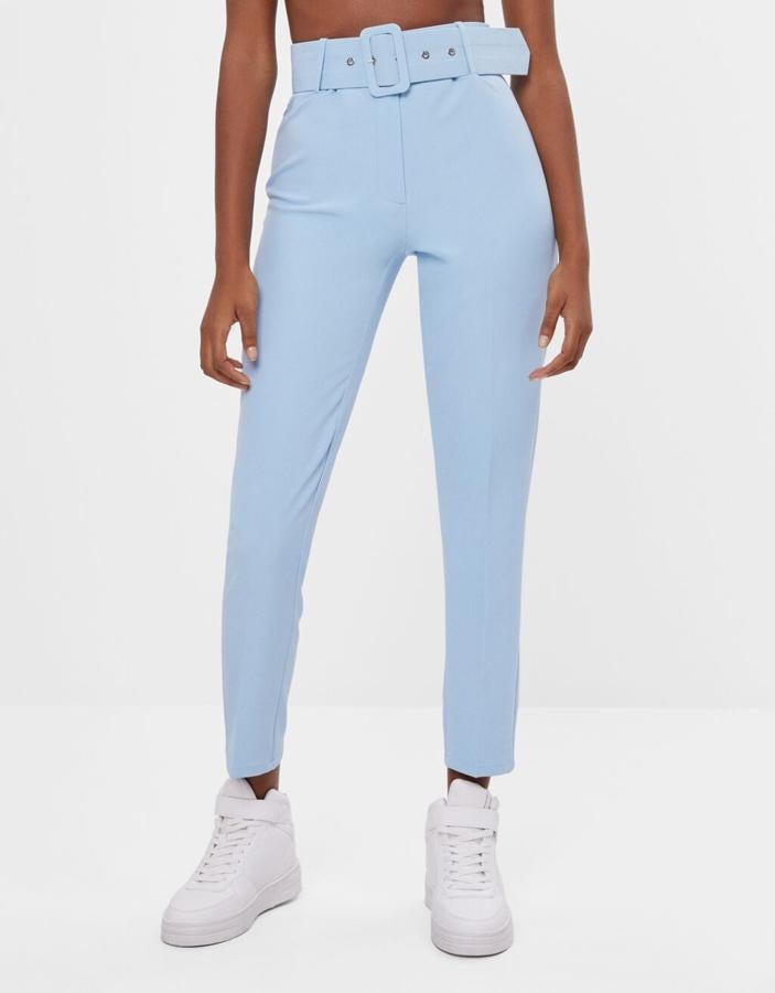 En diseño ajustado, con bajos subidos, cinturón a tono con hebilla forrada y falsos bolsillos en trasero, este pantalón azul celeste de Bershka ha pasado de 25,99 euros a 15,99 euros y podemos encontrarlo entre las tallas 32 y 40 menos en la 34.