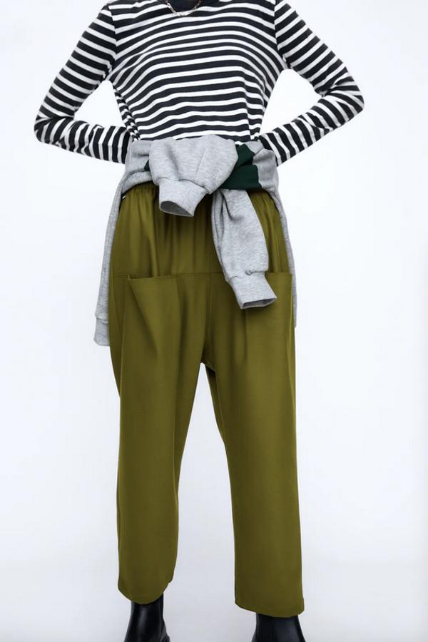 En color verde, con cintura elástica y tiro bajo, estos pantalones de Zara con bolsillos en delantero y de plastrón en espalda ha pasado de 19,95 euros a 19,99 euros y está disponible entre las tallas XS y XXL.