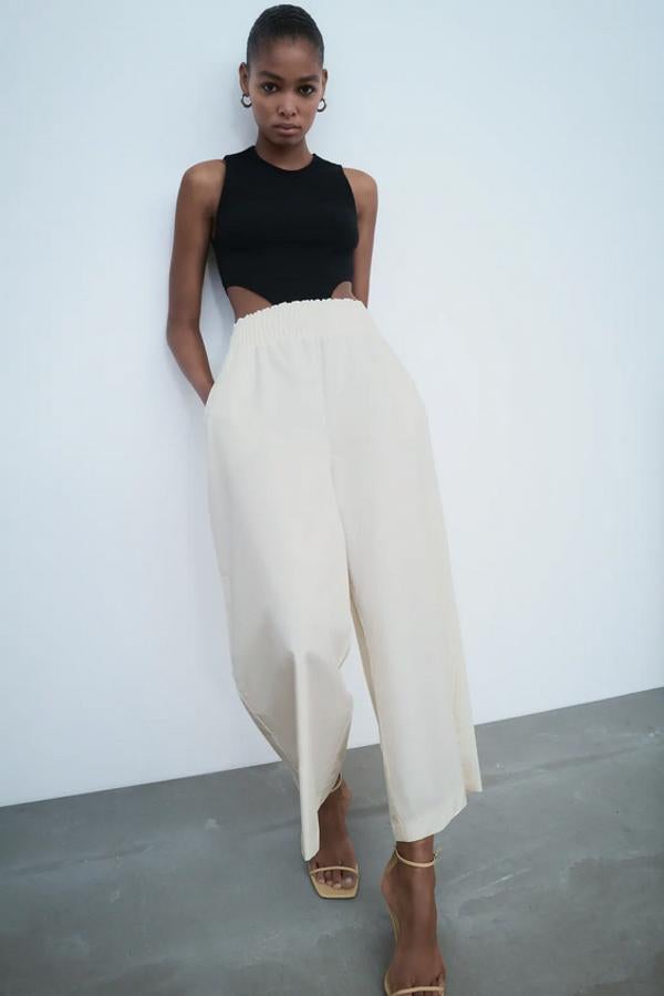 En color crudo y diseño culotte, este pantalón de tiro alto con cintura elástica y bolsillos laterales es de Zara y de 9,99 euros ha pasado a costar 7,99 euros. Está disponible entre las tallas XS y L.