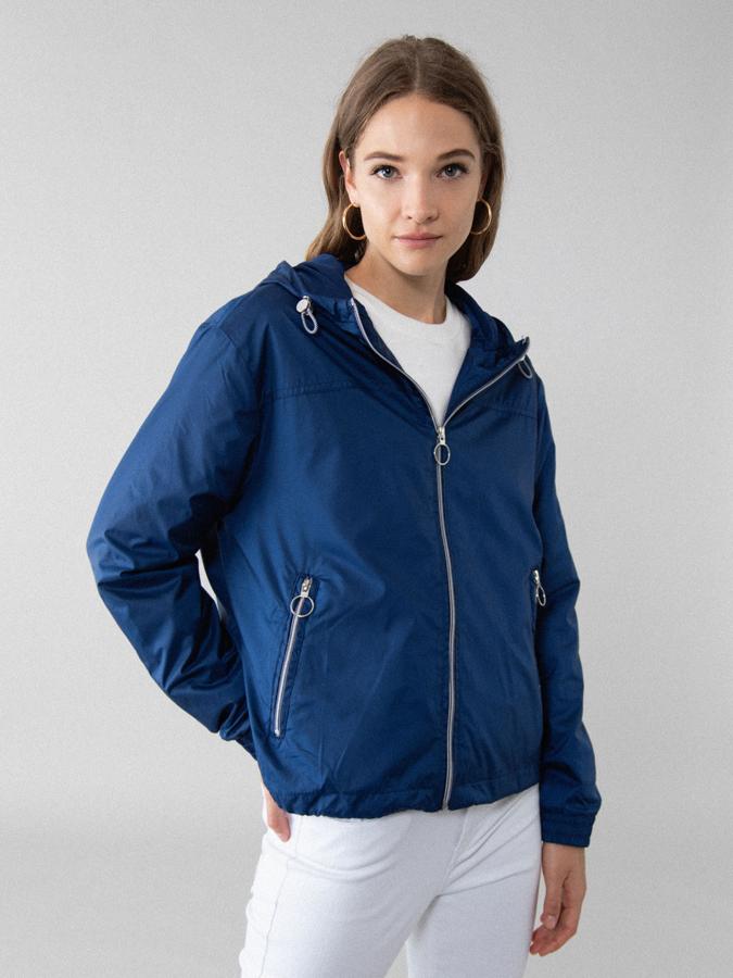 Con cuello subido y capucha, esta cazadora con bajos ajustables con cordón viene con bolsillos delanteros y botones a presión. De tejido ligero, está disponible en siete tonos diferentes y de 15,99 euros ha pasado a costar 9,99 euros. Está disponible entre las tallas XS y XL.