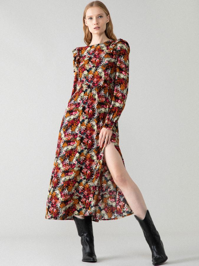 Con estampado en tonos rojos, naranjas y crudos, este vestido de corte midi con abertura lateral en el bajo es de manga larga con acabado en goma y cierre de cremallera en la espalda. De 17,99 euros ha pasado a costar 9,99 euros y está disponible entre las tallas XS y XL.