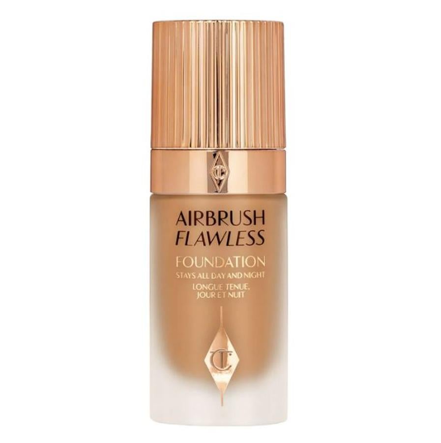 Airbrush Flawless Foundation de Charlotte Tilbury tiene una fórmula de cobertura total, ligera y para todo el día con un acabado mate natural. Proporciona un rostro seguro, perfecto y de aspecto sin poros. Rebajada de 28,69 a 21 euros.
