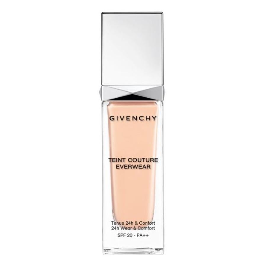 Teint Couture Everwear de Givenchy  es un fondo de maquillaje fluido hidratante y resistente al agua que deja los poros y las líneas de expresión difuminados. Rebajada de 49,99 a 37 euros.