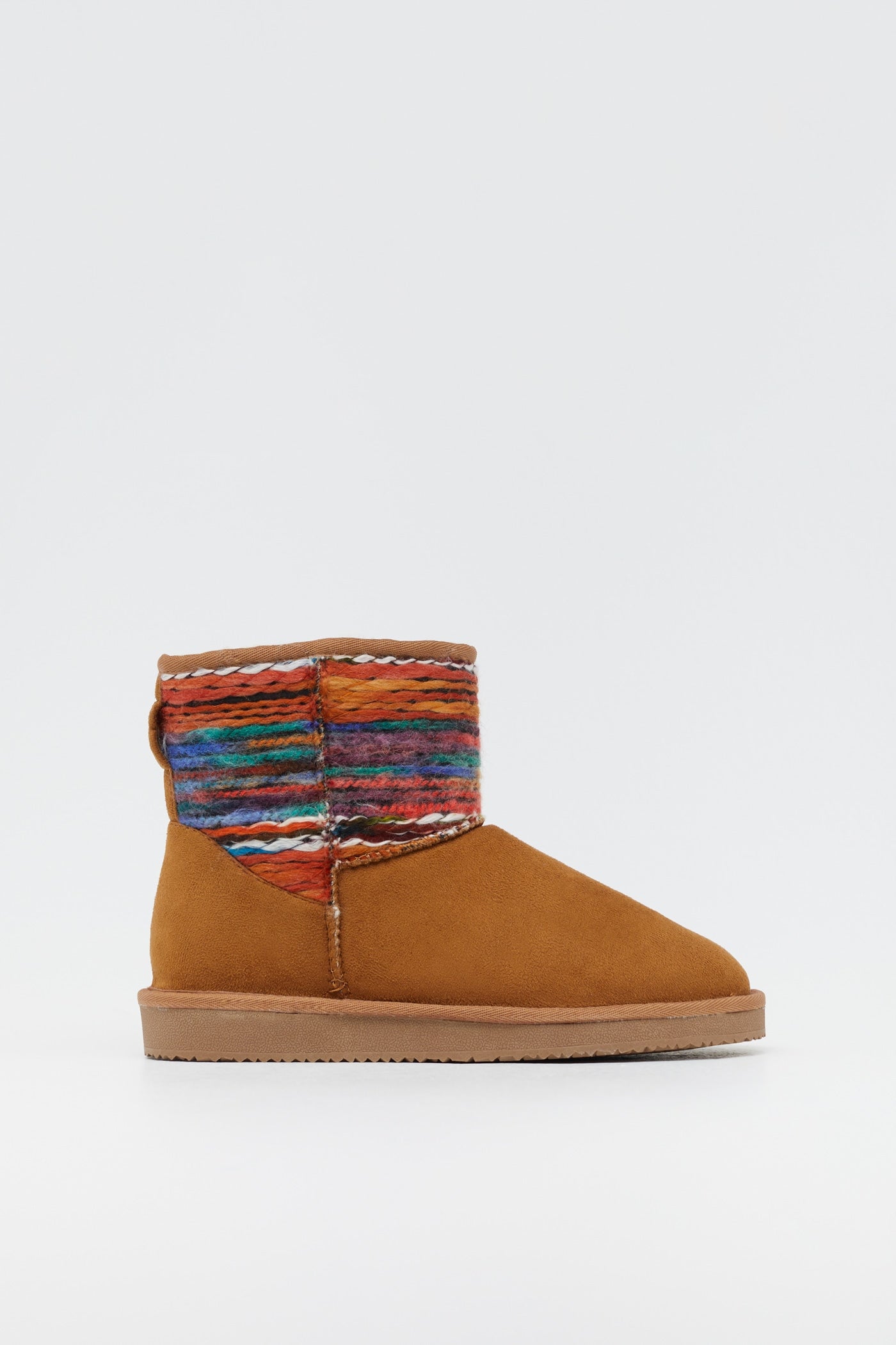 Botines planos con suela de goma en color camel y estampado étnico con forro interior. Cómodas y calentitas para este invierno. Ahora: 15,99 euros.
