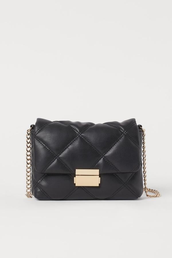 Bolso acolchado en color negro con cadena dorada para llevar en bandolera de la nueva colección de H&M (19,99 euros)