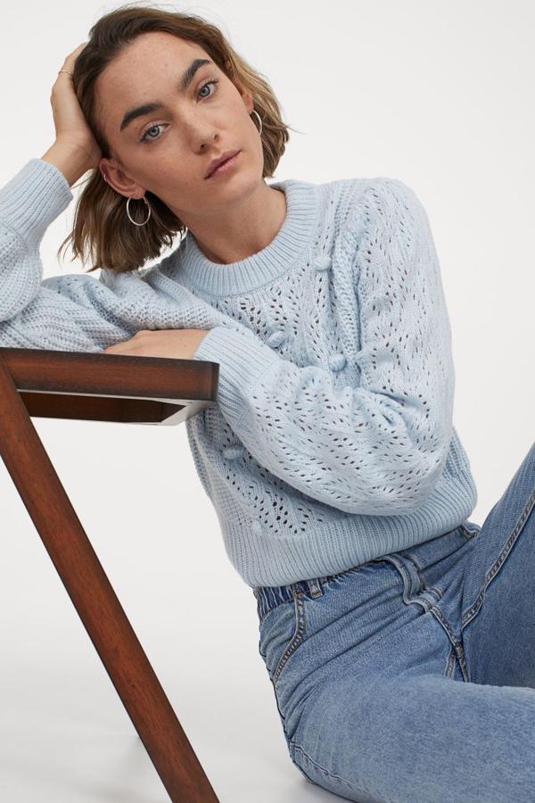 Jersey azul cielo con calados y bordados de la nueva colección de H&M (29,99 euros)