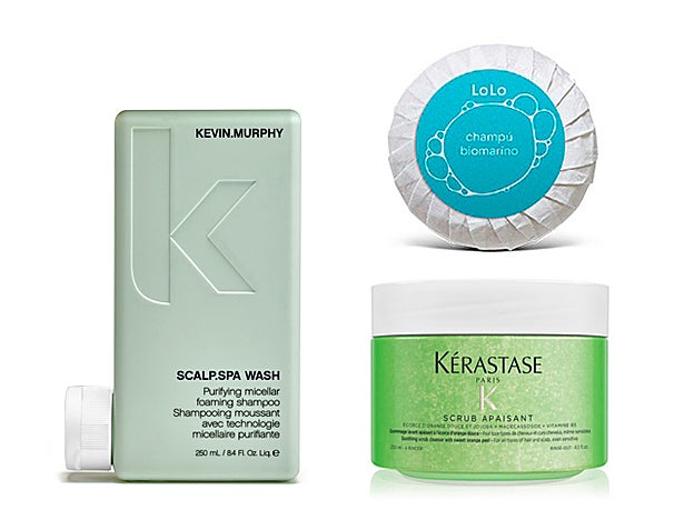 Champú con agua micelar para purificar el cuero cabelludo Scalp.Spa Wash de Kevin Murphy (30,85 €). Champú sólido biomarino, con algas y sales que desinfectan el cuero cabelludo, de LoLo (12 €). Exfoliante calmante Scrub Apaisant de Kérastase (42 €).