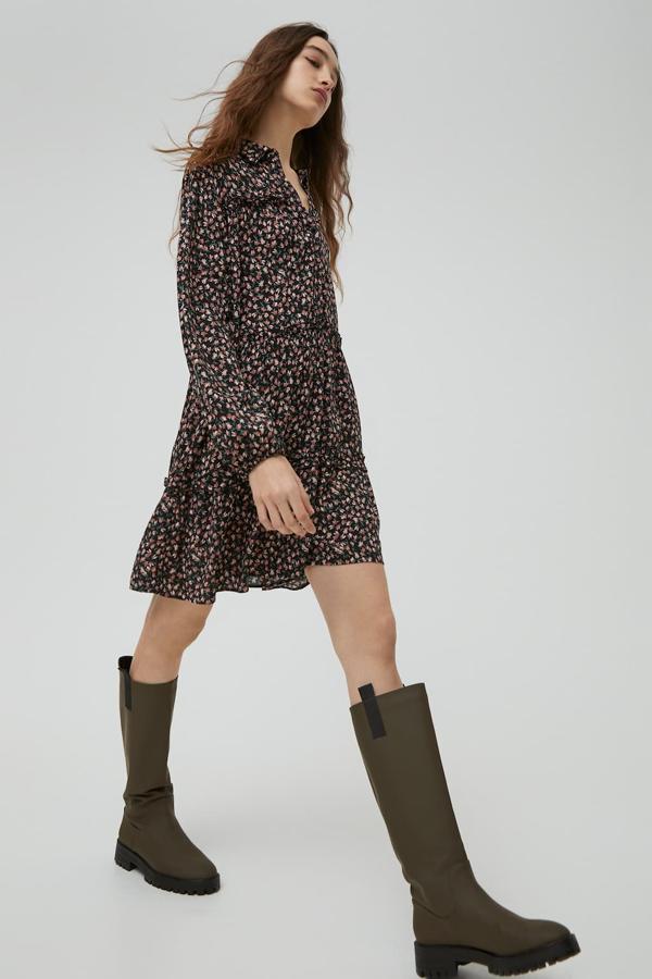 Mini vestido negro con estampado de flores rosas de la nueva colección de Pull & Bear (22,99 euros)