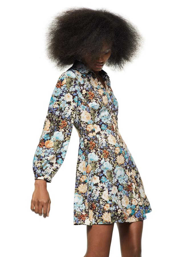 Vestido corto de manga larga con estampado de flores en tonos azules de Zara (29,95 euros)