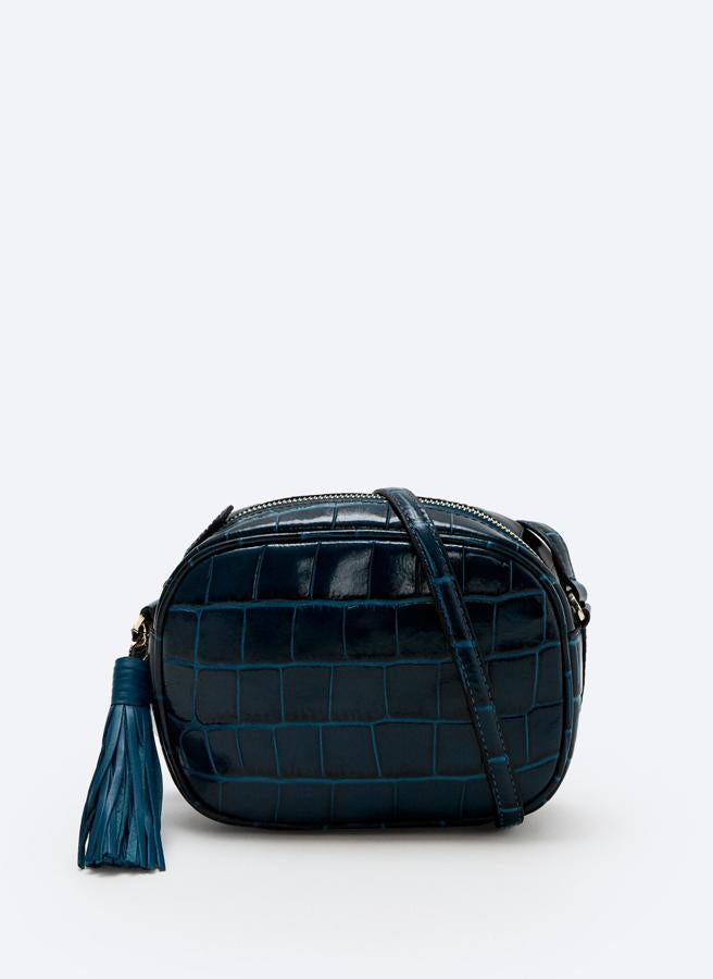 Disponible en azul o en crudo, este bolso bandolera de piel con grabado efecto coco cuenta con una borla con flecos y cierre mediante cremallera. Ahora tiene un precio de 49,95 euros.