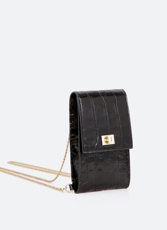 En color negro, este bolso bandolera fabricado en piel de alta calidad con grabado efecto cocodrilo cuenta con doble asa de cadena con mosquetón y ahora tiene un precio de 39,95 euros.