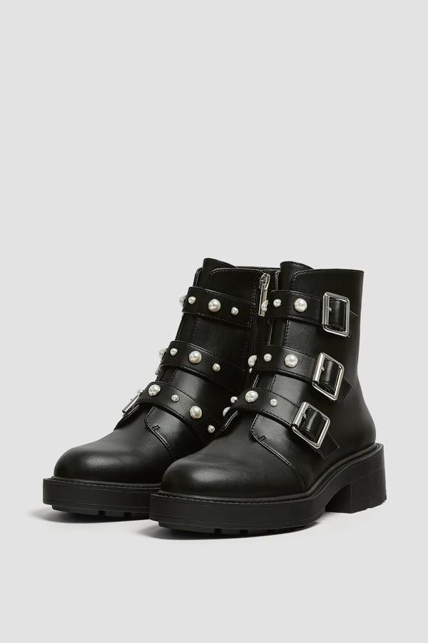 Disponible en todas sus tallas, este botín de color negro con detalle de hebillas y perlas en la parte delantera cuenta con una altura de la suela de 4,5 centímetros y tiene un precio de 25,99 euros.