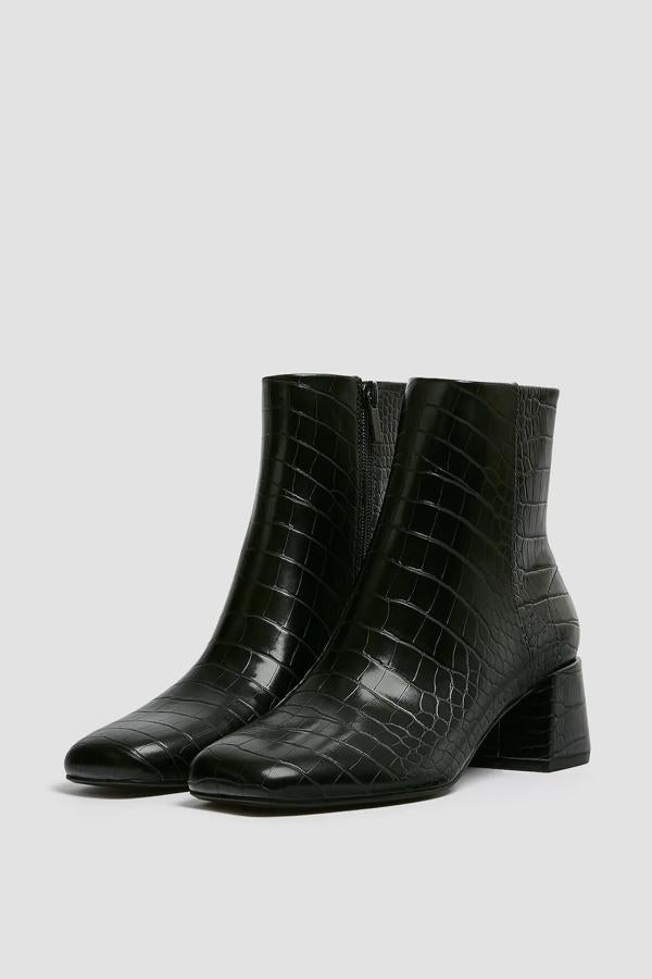 Disponible en marengo o crudo, este botín de tacón con punta cuadrada y tacón de 5,5 centímetros tiene un precio rebajado de 15,99 euros.