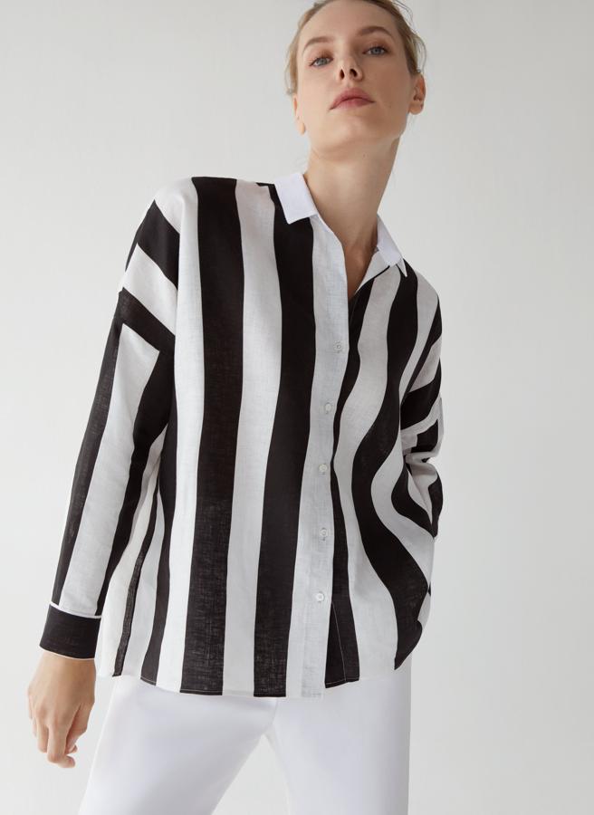 Con rayas en blanco y negro, esta camisa, confeccionada en lino de alta calidad, cuenta con un diseño clásico y cierre mediante tapeta frontal con botones de nácar. Tiene un precio rebajado de 49,95 euros.