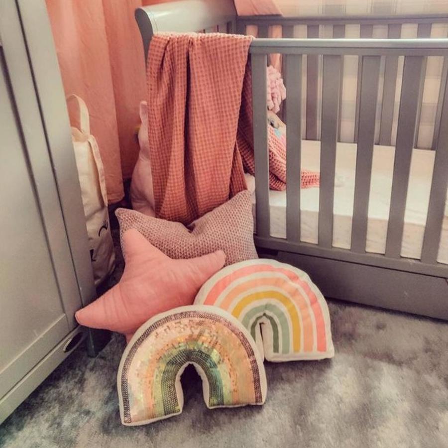 Este cojín de lentejuelas en forma de arcoiris está rebajado de 9.9 a 4.99 euros en H&M Home.