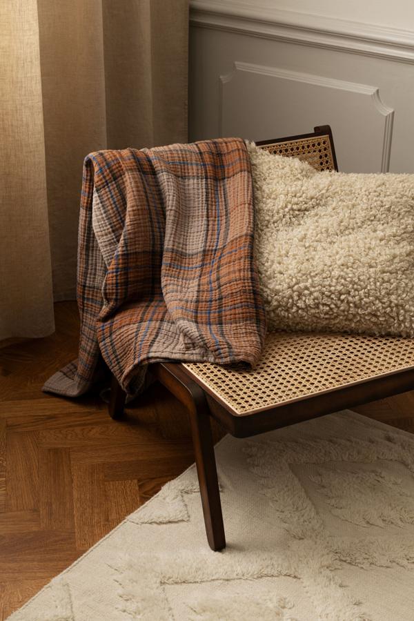 Este cubrecamas de muselina en tonos tierra está rebajado en H&M Home de 89.99 a 59.99 euros.