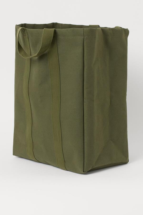 Esta práctica bolsa de la colada pasa de .99 a 9.99 euros en las rebajas de H&M Home.