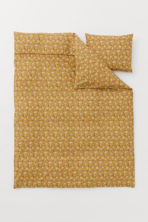 Con este juego de funda nórdica y almohada en alegre estampado floral pondrás un sensacional toque de color en tu dormitorio. Está rebajado en H&M Home de 27.99 a 17.99 euros.