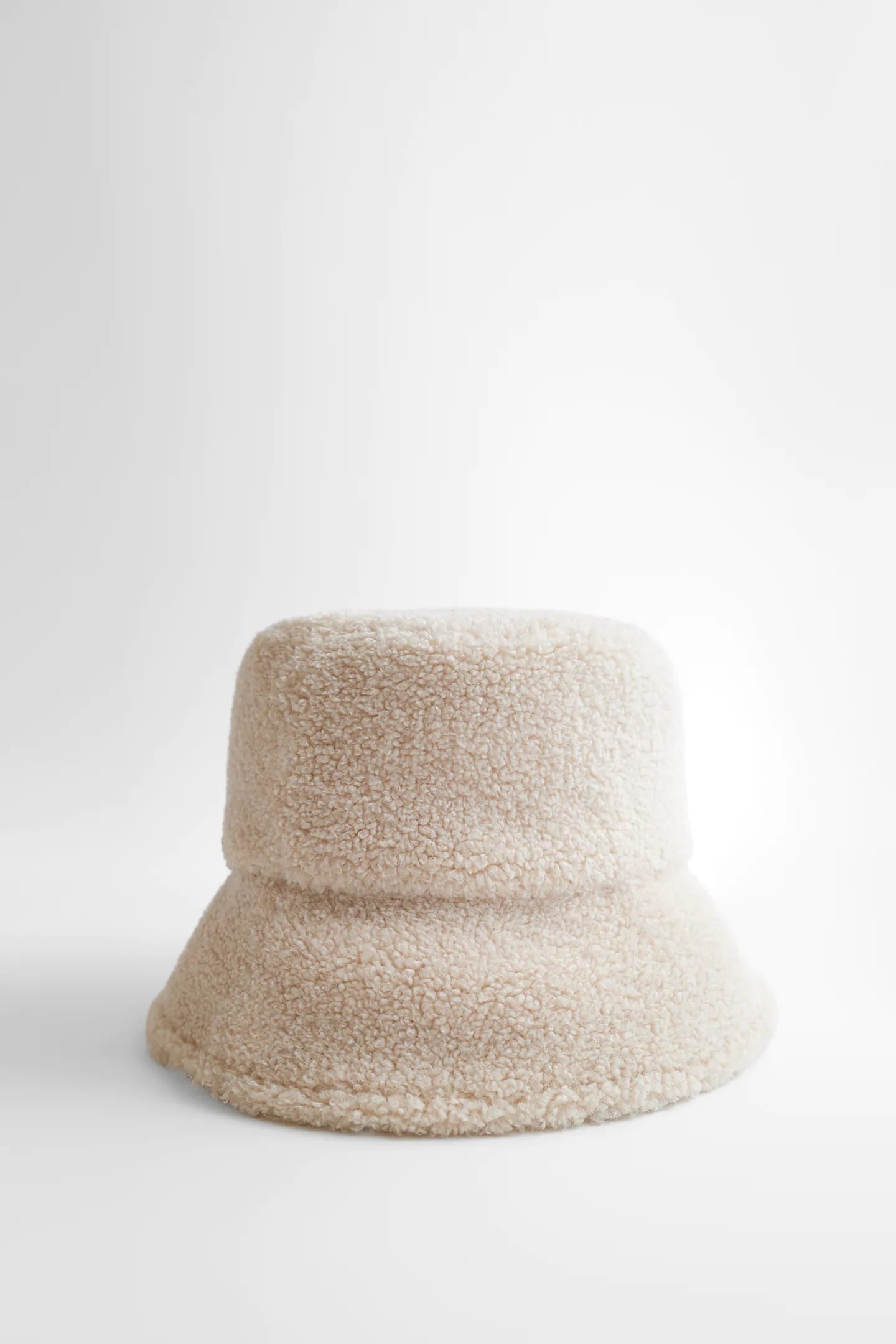 Gorro tipo bucket de borreguito en color blanco nieve, un complemento que es pura tendencia esta temporada. En Zara por 15,95 euros.