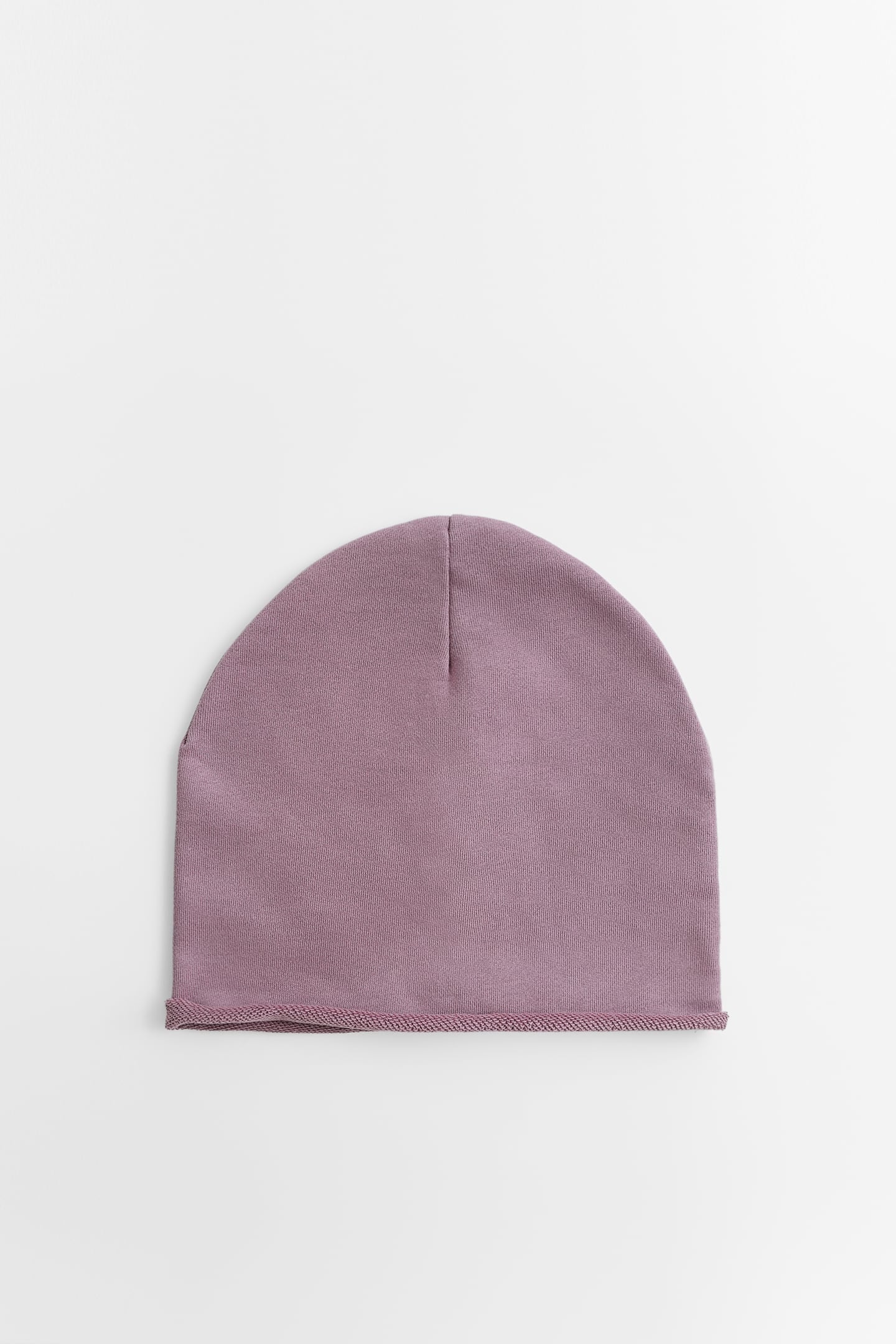 Gorro de felpa en color lila de la nueva colección de Zara. (7,95 euros).