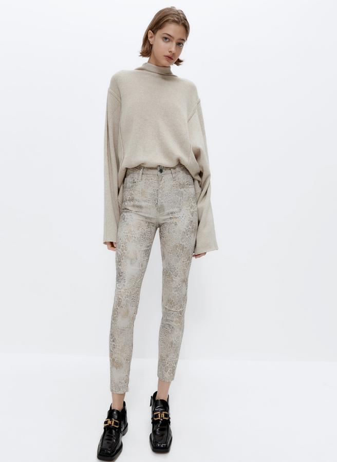 En color crudo y con estampado de serpiente, este pantalón de corte ajustado y cinco bolsillos tiene un precio rebajado de 34,95 euros.