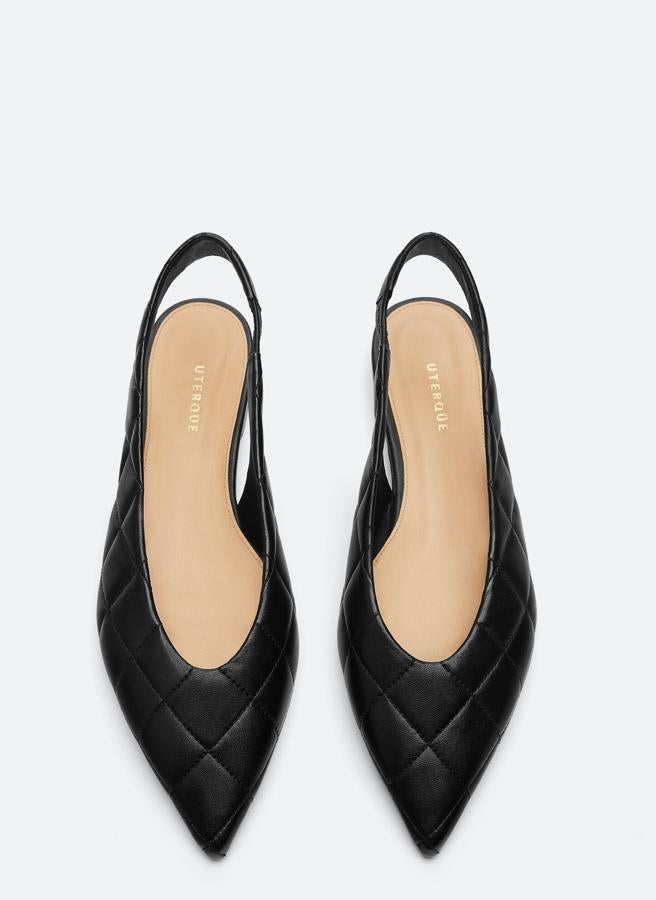 Este zapato destalonado elaborado en piel caprina de color negro es uno de los más deseados de las rebajas y empieza a faltar en alguna de sus tallas. Con diseño acolchado y acabado en punta, tiene un precio 39,95 euros.