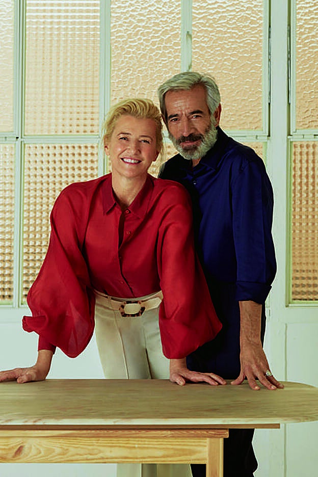 Ana Duato viste pantalón de Alba Conde, blusa de Adolfo Domínguez y zapatos de Mascaró. Imanol luce camisa de Adolfo Domínguez y pantalón de Roberto Verino.