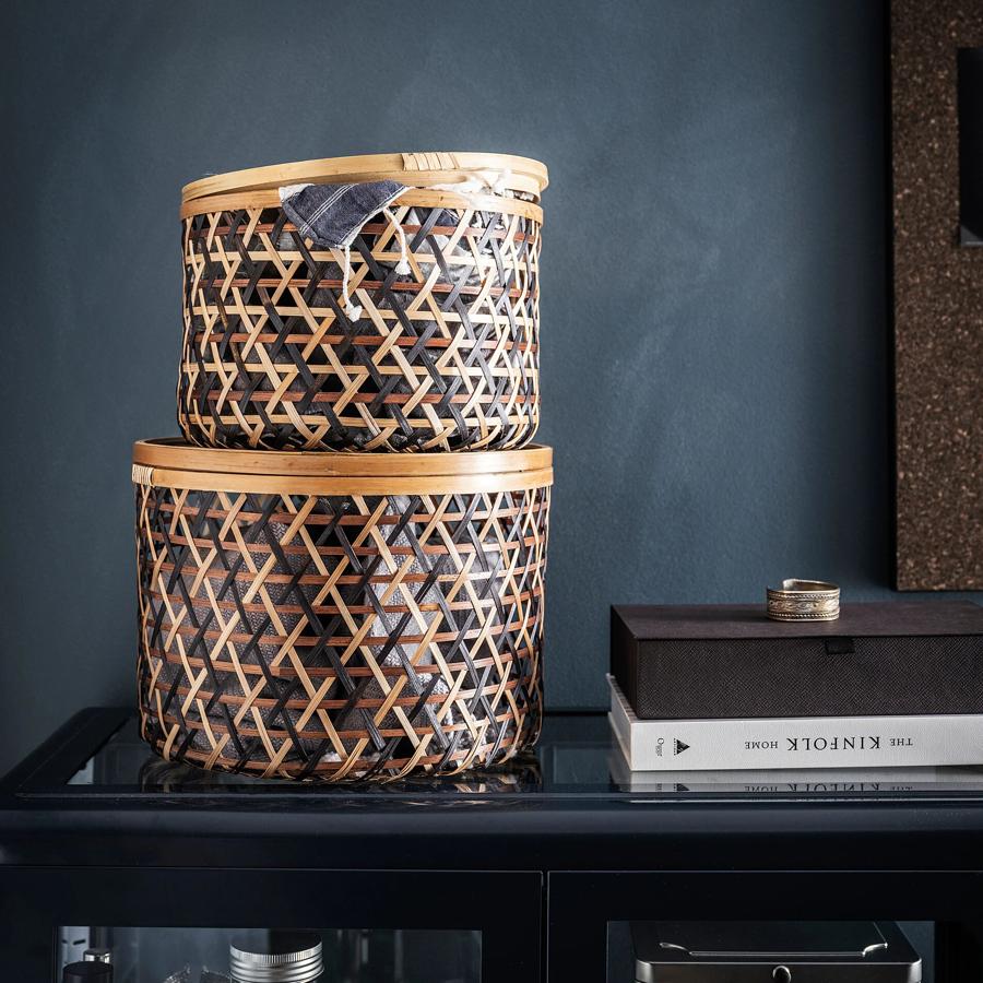 Este juego de dos cajas de bambú trenzado a mano en tonos marrón y negro tiene un precio de 25 euros.
