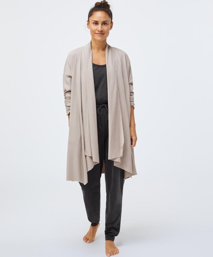 Esta chaqueta larga de diseño abierto en color gris claro está confeccionada en 100% algodón orgánico y cuenta con bolsillos laterales. Tiene un precio de 19,99 euros.