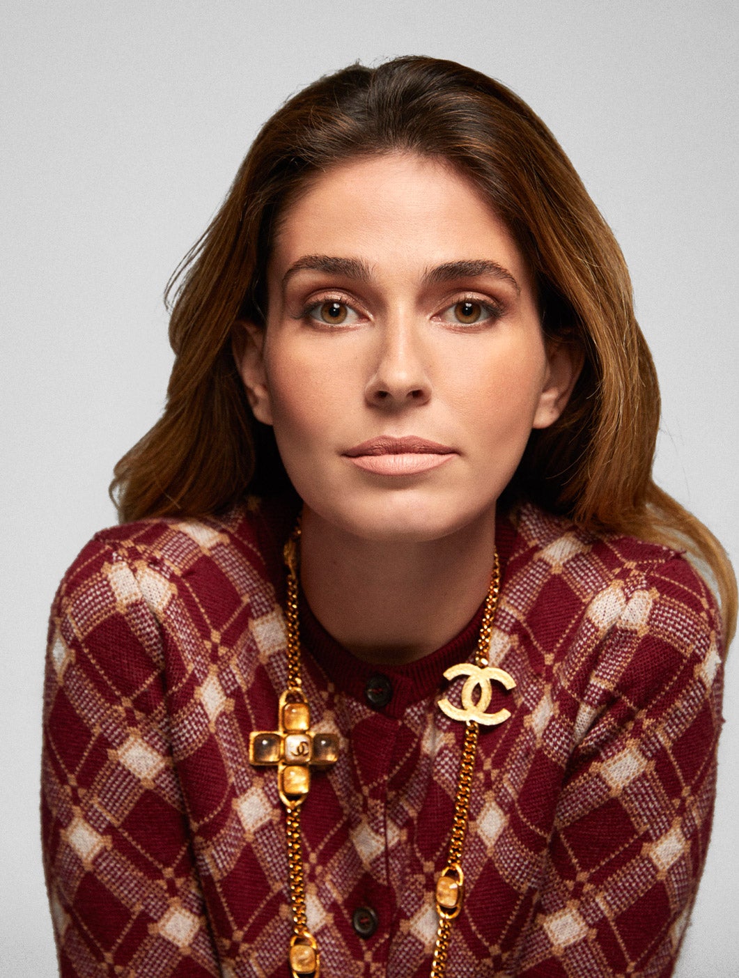 Chaqueta de punto con cuello caja, de Miu Miu; y collar de Chanel.