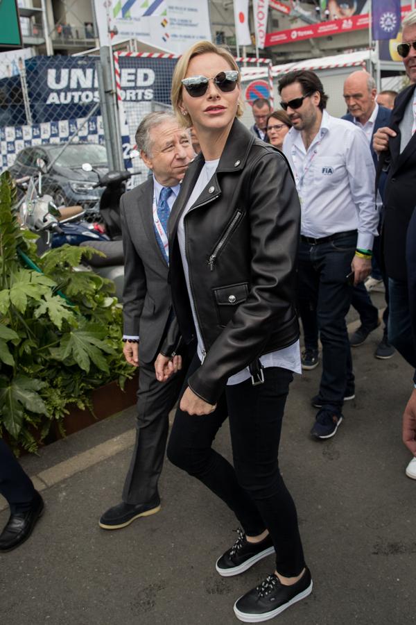 Charlene de Mónaco ha hecho de los looks con cazadora de cuero una de sus señas de identidad de estilo, una apuesta atrevida y rejuvenecedora que, además, le sienta de maravilla.