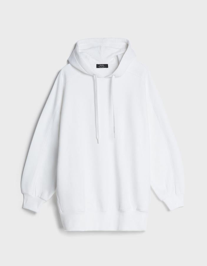 Sudadera de algodón con capucha, de Bershka (19,99 €).