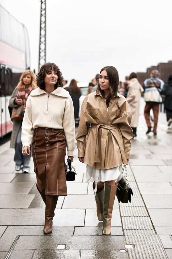 La mezcla de texturas es otro de los elementos que favorecen el éxito de esta combinación de colores. Cuero, punto y ante, entre otros, son más que bienvenidos para lucir en un solo look.