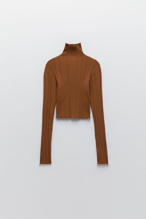 Jersey de punto de canalé de cuello alto, de Zara (22,95 €).