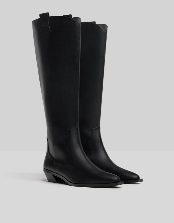Botas negras de estilo cowboy, de Bershka. Rebajadas de 59,99 a 35,99 euros.