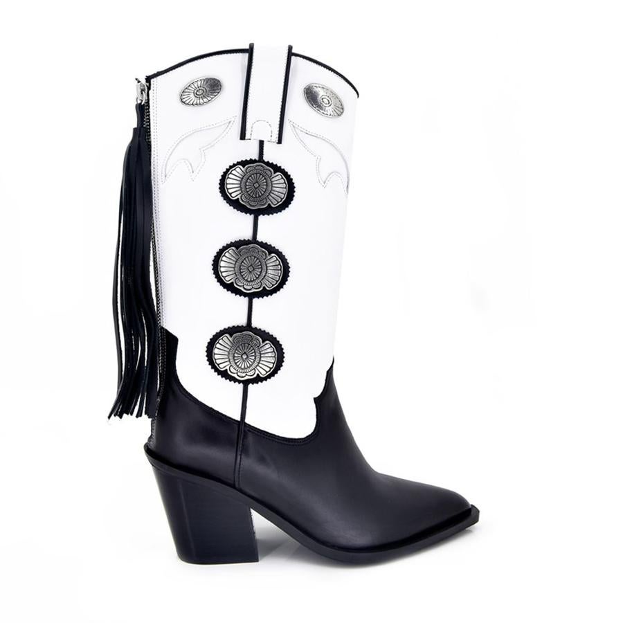 Botas cowboy negras y blancas con flecos, de Exe Shoes. Rebajadas de 174,95 a 124,95 euros.