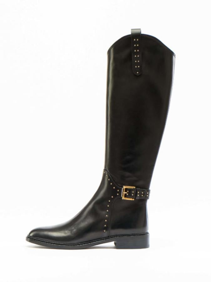 Botas negras planas con detalle de hebilla, de Luis Onofre. Rebajadas de 388 a 271,60 euros.