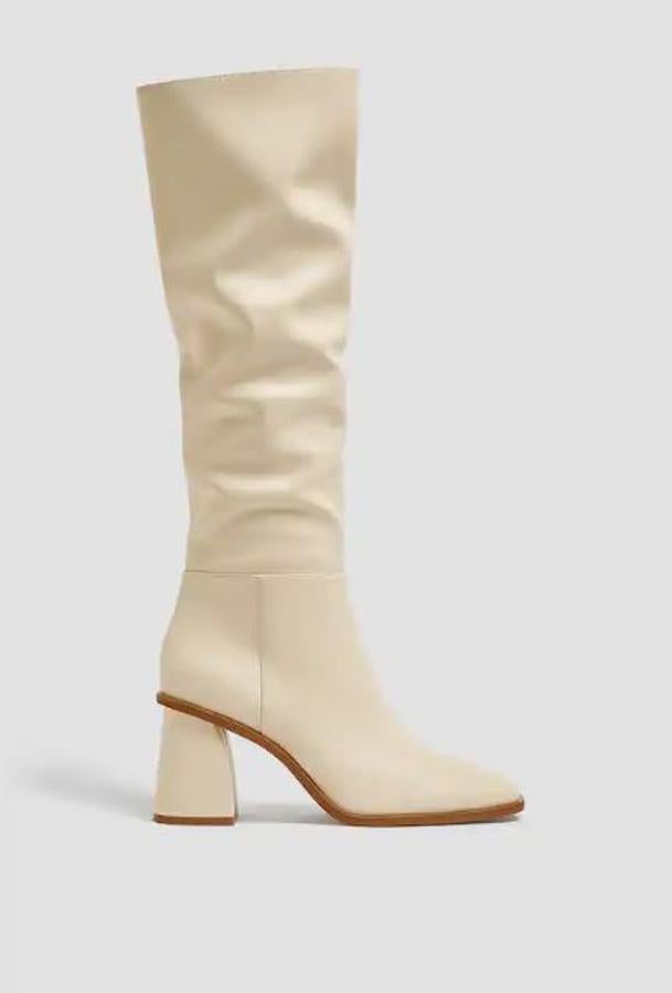 Botas de tacón cuadrado en color crudo de Pull&Bear. Rebajadas de 49,99 a 35,99 euros.