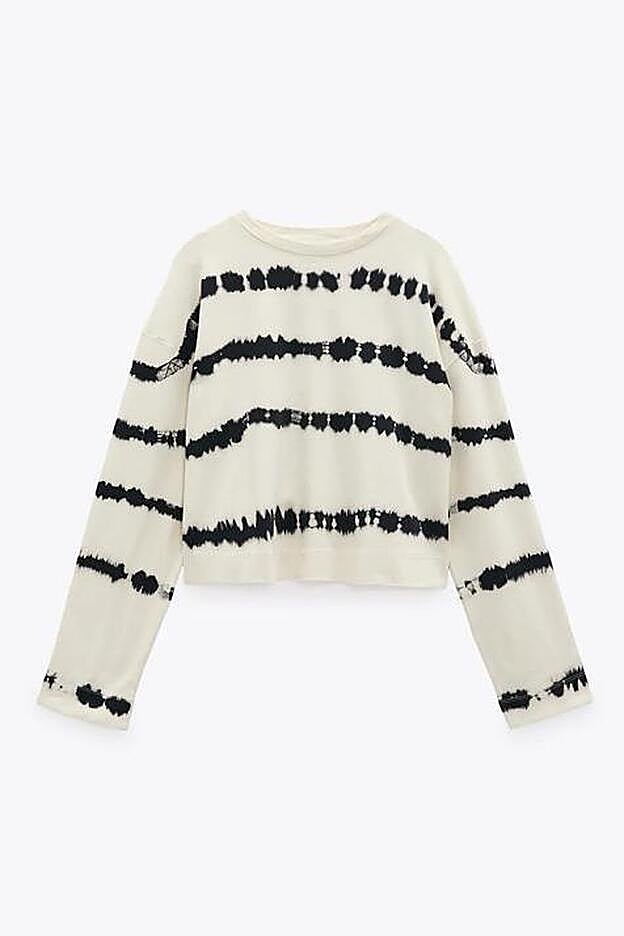 Esta sudadera es de lo más combinable, y protagonizará muchos de tus estilismos esta temporada.