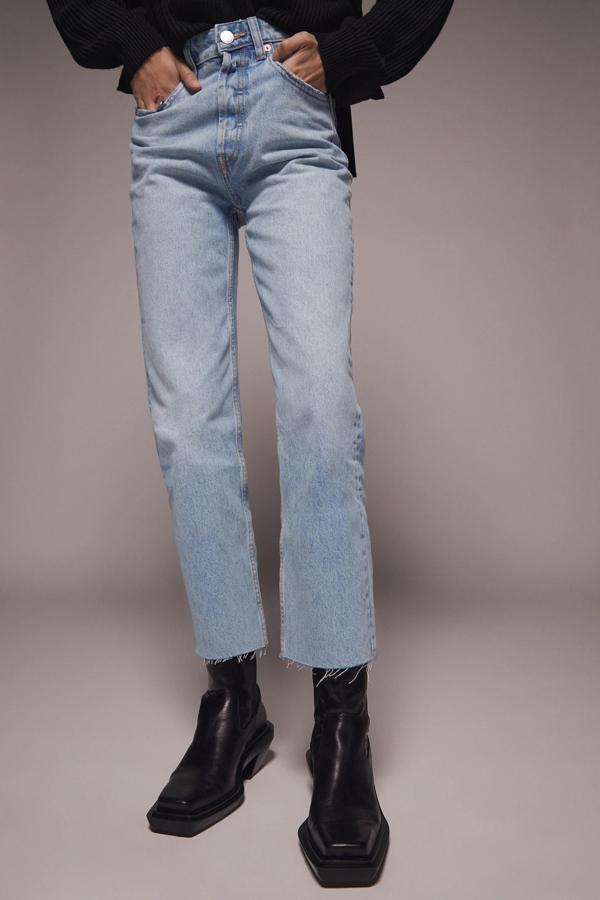 Disponible en dos tonos de azul, este pantalón vaquero de tiro alto y pierna recta cuenta con bajo acabado sin costura y tiene un precio rebajado de 15,99 euros. Es de Zara.