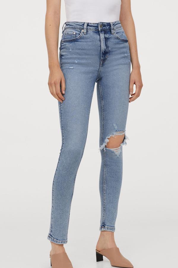 Disponibles en azul claro o negro, estos pantalones en denim elástico cuenta con talle alto y cinco bolsillos. Son de H&M y tienen un precio rebajado de 14,99 euros.