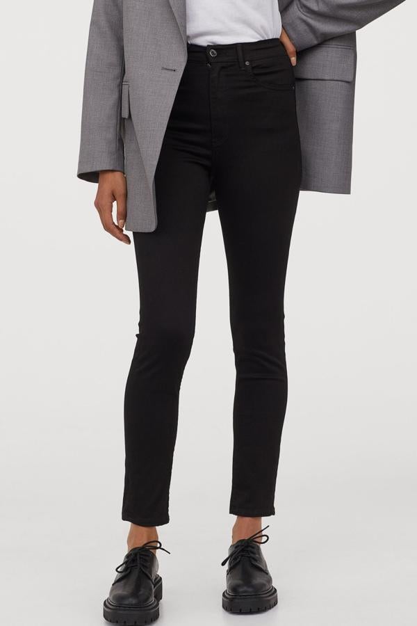 Con efecto moldeador en cintura, muslos y glúteos, estos pantalones vaqueros están disponibles en varios colores. Son de H&M y tienen un precio rebajado de 19,99 euros.